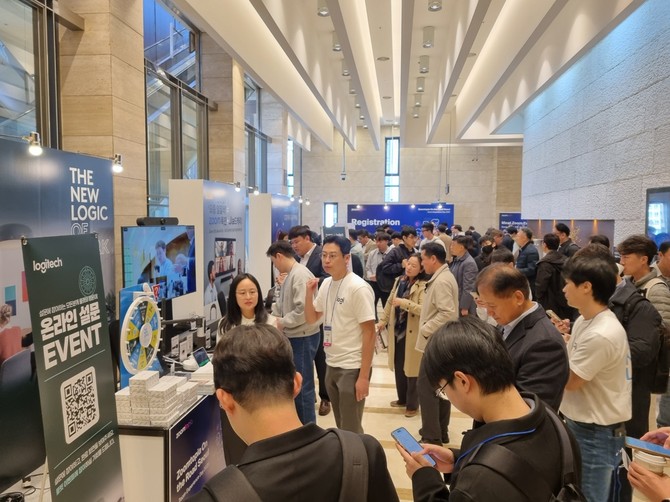 'Zoomtopia 온더로드 서울 2025' 행사장에 마련된 부스를 찾은 사람들. = 김상준 기자