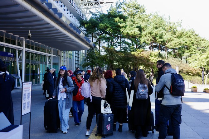 대형 조형물 앞에서 사진을 찍거나 안내 요원에게 길을 묻는 등 세계 각국의 손님들로 활기가 넘쳤다. = 김주환 기자