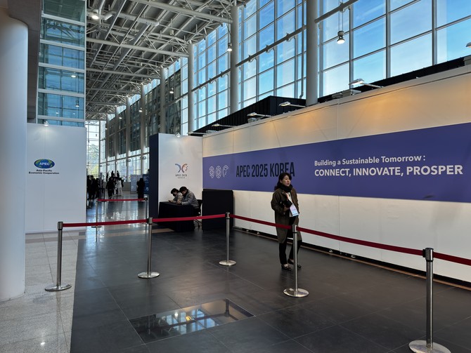 비표를 받기 위해 몰린 각국 기자들이 로비를 가득 메웠다. = 김주환 기자