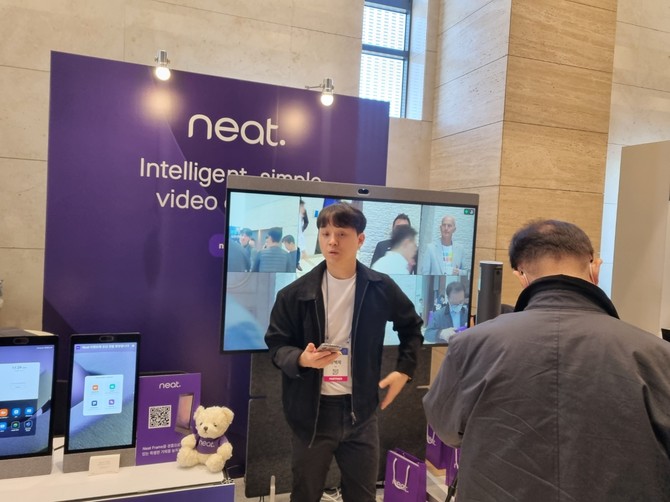 DTEN 관계자들이 AI 기반 4K 터치스크린 기술로 개발된 실시간 화이트보드를 시연하고 있다. = 김상준 기자