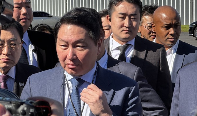 최태원 대한상의 회장이 28일 경주엑스포대공원 'K테크 쇼케이스' 행사장 앞에서 취재진 질문에 답하고 있다. = 김주환 기자