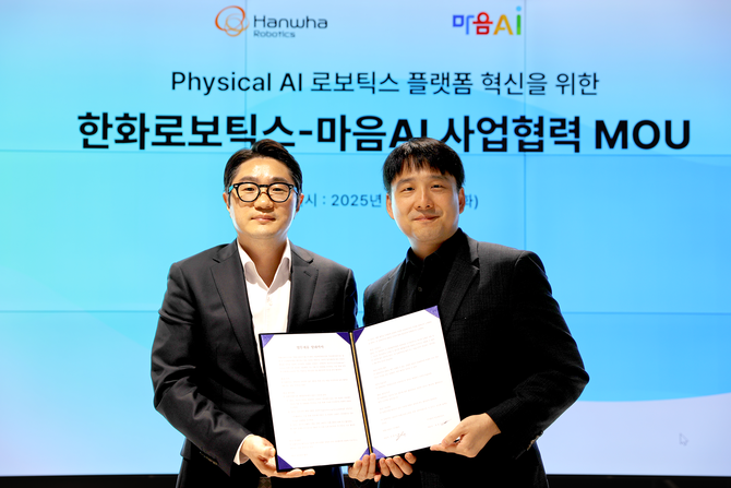 (좌측부터) 정병찬 한화로보틱스 대표이사와 최홍섭 마음AI CEO. ⓒ 마음AI