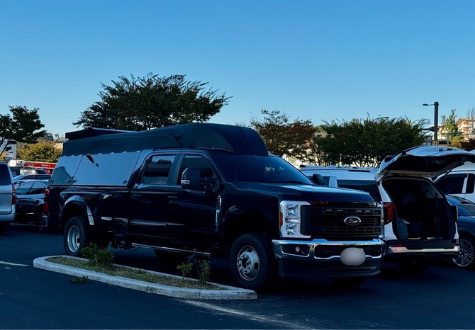 경호 강화를 위해 곳곳에서 경찰 경비차량이 상시 순찰을 하고 있다. = 김주환 기자