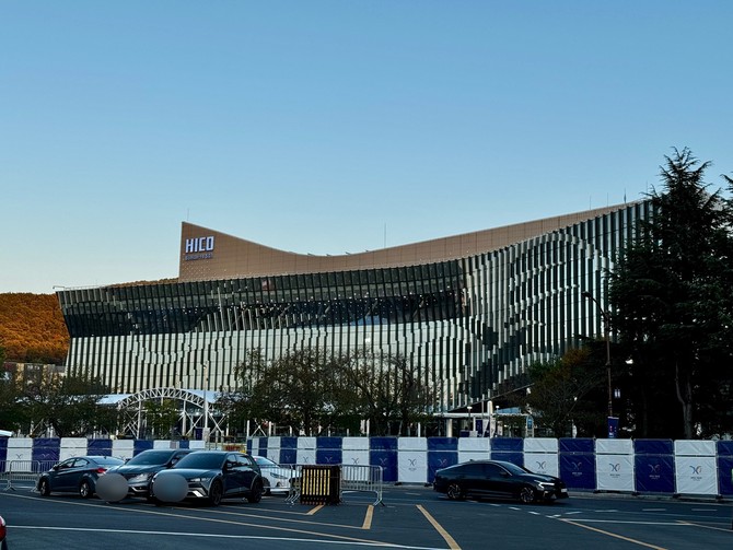 29일 오전, 경주 HICO 앞. 트럼프 대통령 방문을 앞두고 경찰 경계가 강화된 가운데 현장엔 긴장감이 감돌고 있다. = 김주환 기자