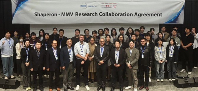 샤페론과 글로벌 비영리기구 MMV(Medicines for Malaria Venture)가 공동연구 협약을 체결한 뒤 기념촬영을 하고 있다. ⓒ 샤페론