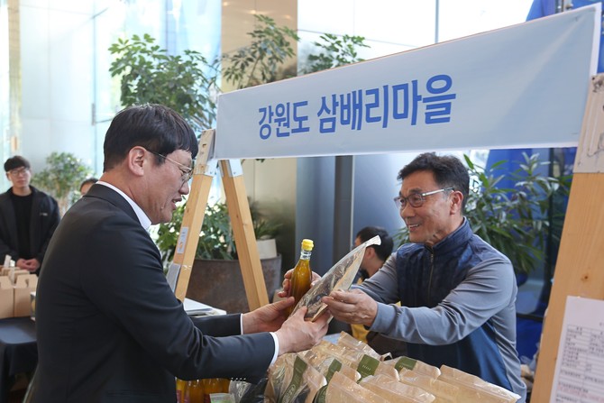 지난 28일 신한카드 본사에서 열린 '아름인 상생마켓'에 박창훈 신한카드 사장이 행사에 참석해 물품을 구매하고 있다. ⓒ 신한카드