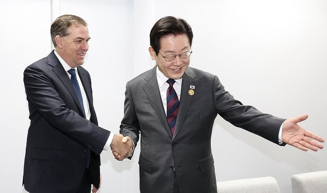 이재명 대통령이 29일 경북 경주예술의전당에서 맷 가먼 AWS CEO과 접견하며 자리를 안내하고 있다. ⓒ 연합뉴스