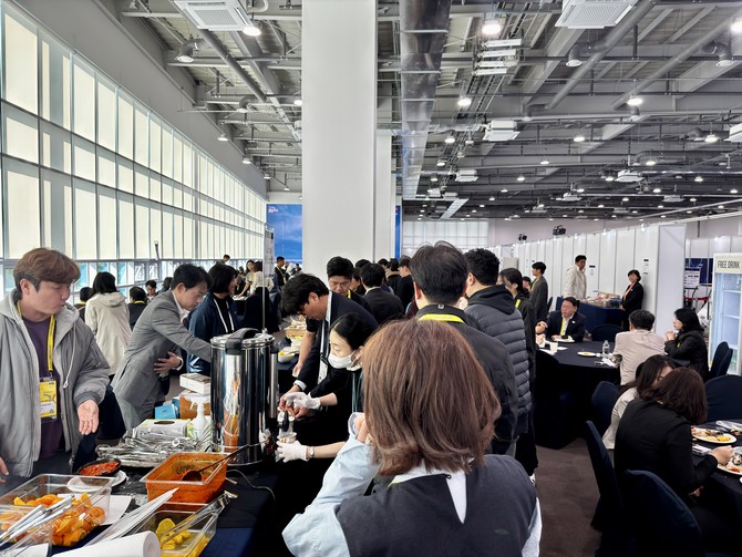 하루 세 끼 식사를 무료로 즐길 수 있는 푸드존 = 김주환 기자