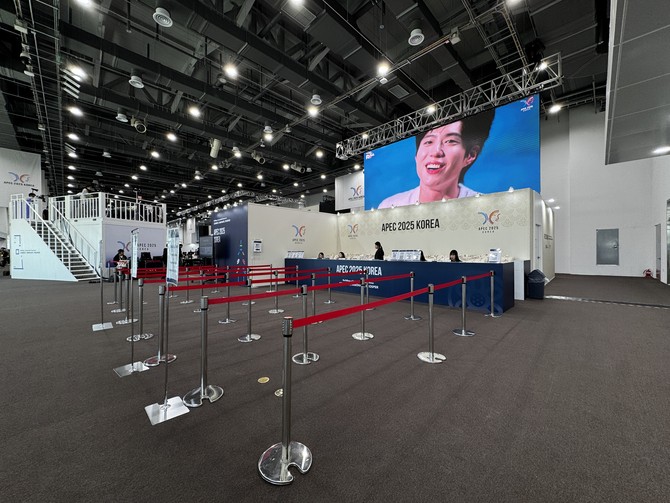 입구 정면 부스에는 미디어킷 증정과 전반적인 센터 지원을 이어가고 있다. = 김주환 기자