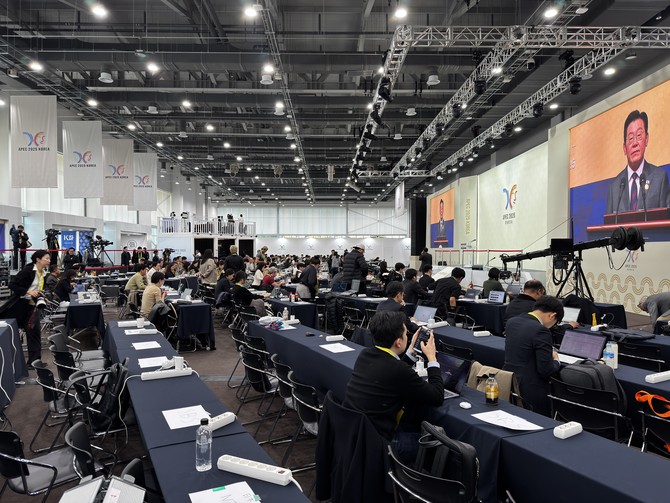 29일 내외신 기자들로 가득한 현장에는 뜨거운 취재 열기가 감돌았다. = 김주환 기자