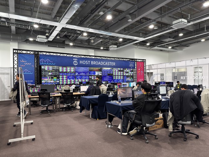2층 방송 중계실(주조종실) 내부 모습 = 김주환 기자