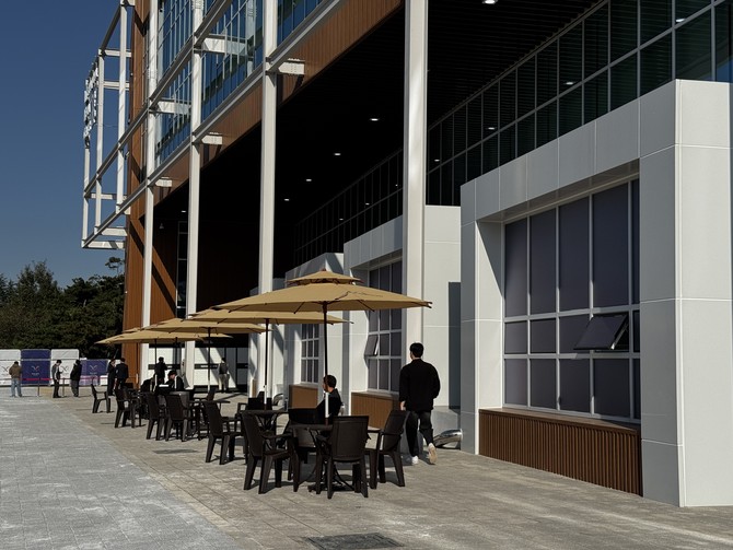 미디어센터 건물 외부에 위치한 테라스 = 김주환 기자