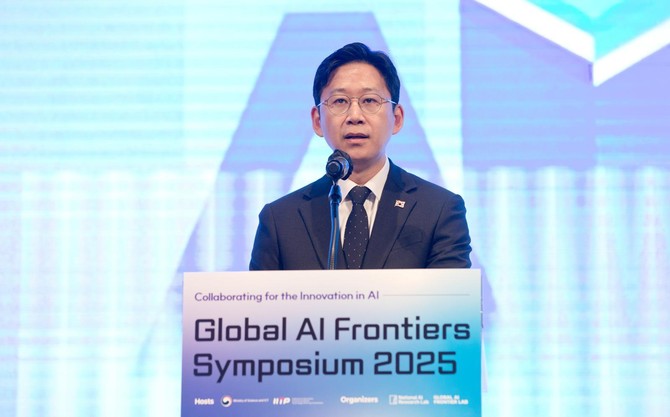 배경훈 부총리가 지난 27일 오전 서울 용산구 드래곤시티호텔에서 열린 'AI 프론티어 국제 심포지엄 2025'에서 개회사를 하고 있다. ⓒ 과학기술정보통신부