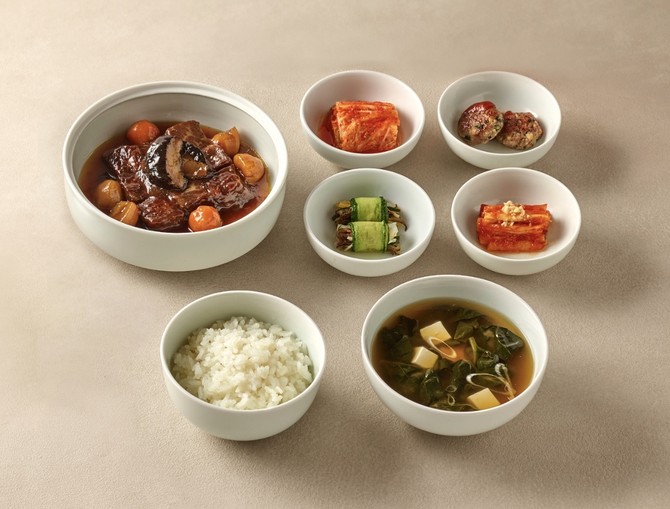 한국의 자연과 정성을 담은 갈비찜 반상 © 대통령실