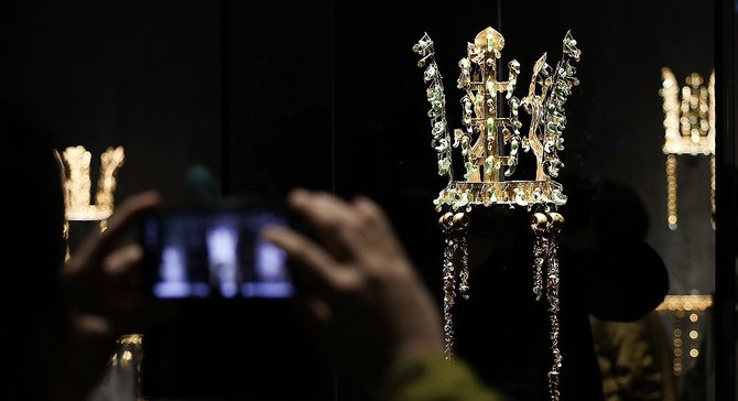 지난 27일 국립경주박물관에서 열린 APEC 정상회의·박물관 개관 80주년 기념 특별전에서 신라 금관이 공개되고 있다. ⓒ 연합뉴스