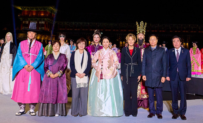 이날 패션쇼에는 다이애나 폭스 카니 캐나다 총리 배우자, 정구호 예술감독, APEC 정상회의 참가자, 일반 시민들이 함께했다. ⓒ 연합뉴스