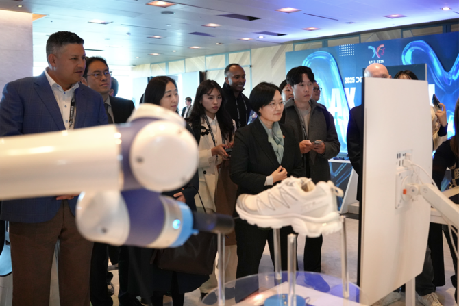 한성숙 중소벤처기업부 장관(가운데)이 스카이인텔리전스 기술 체험존에서 로봇암 기술 설명을 듣고 있다. ⓒ SKAI
