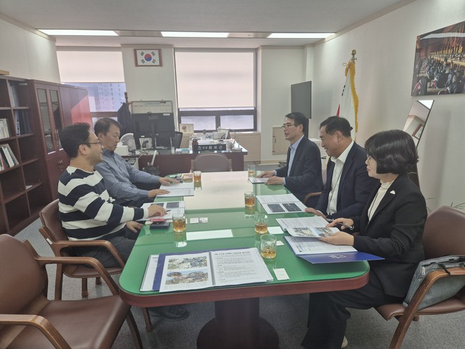 장충남 군수가 국가유산청을 방문해 지역 문화유산의 체계적 보존과 활용을 위한 주요 현안사업을 건의하고 있는 모습. ⓒ 남해군