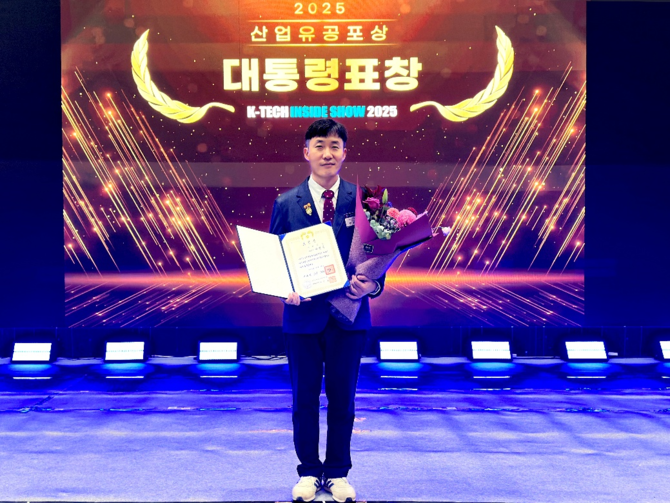 이범주 라피끄 대표가 수상 후 기념 촬영을 하고 있다. ⓒ 라피끄