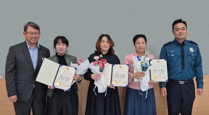 서종일 홍보전산담당관, 관제원 이미현, 전미영, 유승연, 최석진 범죄예방대응과장. ⓒ 홍성군