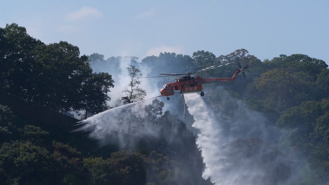 산림청 공주 합동 산불진화 훈련에서 대형헬기가 물대포와 물투하를 하고 있다. ⓒ 산림청