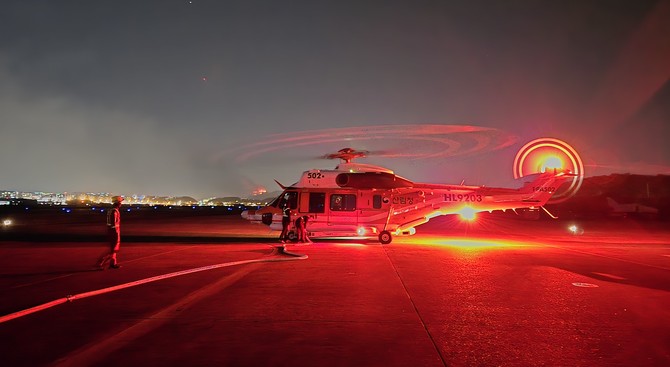 지난 4월 대구 함지산 야간산불에 투입된 수리온 헬기. ⓒ 산림청