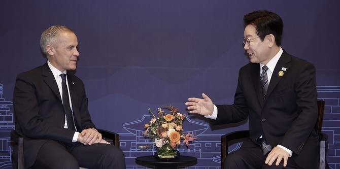 이재명 대통령과 마크 카니 캐나다 총리가 30일 경북 경주의 한 호텔에서 정상회담에 앞서 악수하고 있다. ⓒ 대통령실통신사진기자단