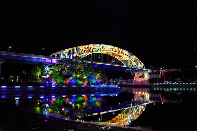 '동양의 나폴리'로 불리는 통영항의 아름다운 가을밤을 배경으로 통영대교 시설물 개선사업을 마친 통영대교의 아름다운 전경. ⓒ 통영시