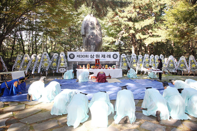 창원시가 창원용지공원 내 창원유허비 앞에서 '제30회 삼원제례'를 성대히 개최하고 있는 사진. ⓒ 창원시