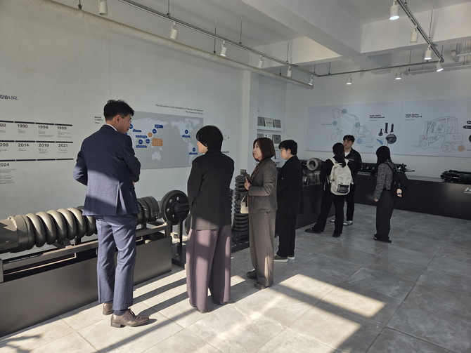 창원시가 지난 29일 수출 중소기업의 탄소규제 대응 역량 강화를 위해 추진 중인 지원사업과 정부 공모 선정사업인 '디지털 자동화 MRV(탄소배출량 측정·보고·검증) 시스템 구축사업'에 대한 현장 점검을 실시하고 있다. ⓒ 창원시