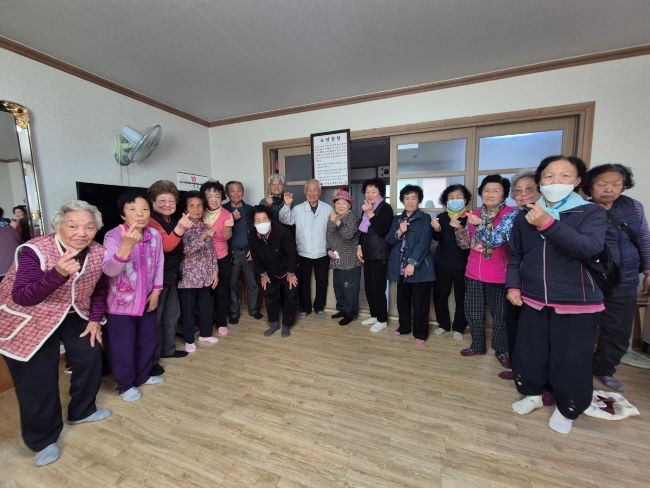 안동시는 대한노인회 안동시지회와 함께 관내 경로당 599개소에 노인강령 액자를 제작·보급했다. ⓒ 안동시