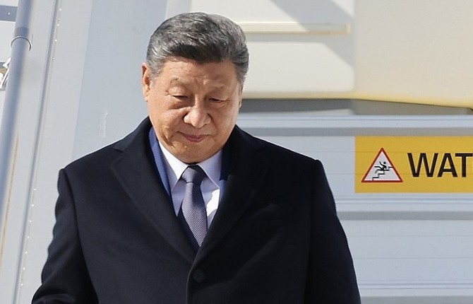 경주 APEC 정상회의 참석을 위해 방한한 시진핑 중국 국가주석이 30일 김해공항에 도착해 전용기에서 내려오고 있다. ⓒ 연합뉴스