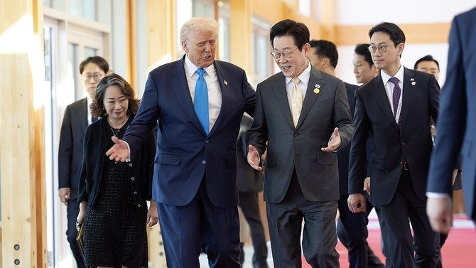 이재명 대통령과 도널드 트럼프 미 대통령이 29일 경주박물관에서 정상회담장으로 이동하며 대화하고 있다. ⓒ 대통령실