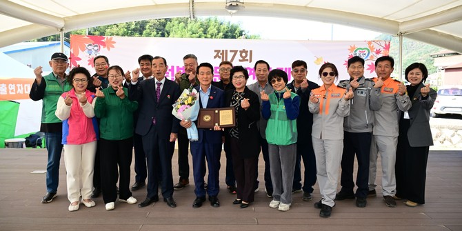감사패를 수여받은 백성현 논산시장이 관계자들과 함께 기념촬영을 하고 있다. ⓒ 논산시