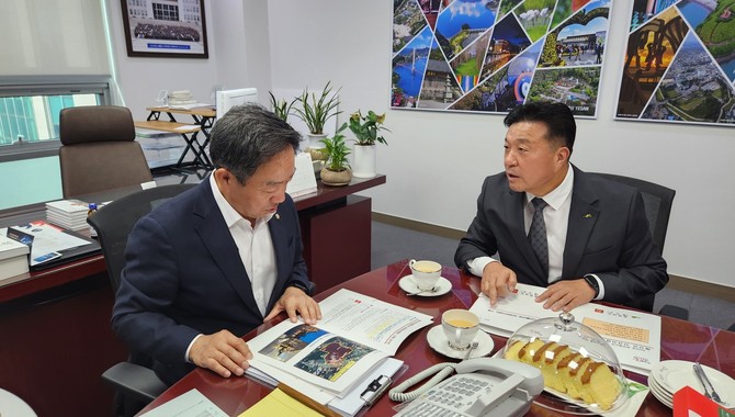 최재구 예산군수가 지난 29일 국회 예산결산특별위원회 강승규 의원을 만나 주요 현안사업을 설명하고 있다. ⓒ 예산군