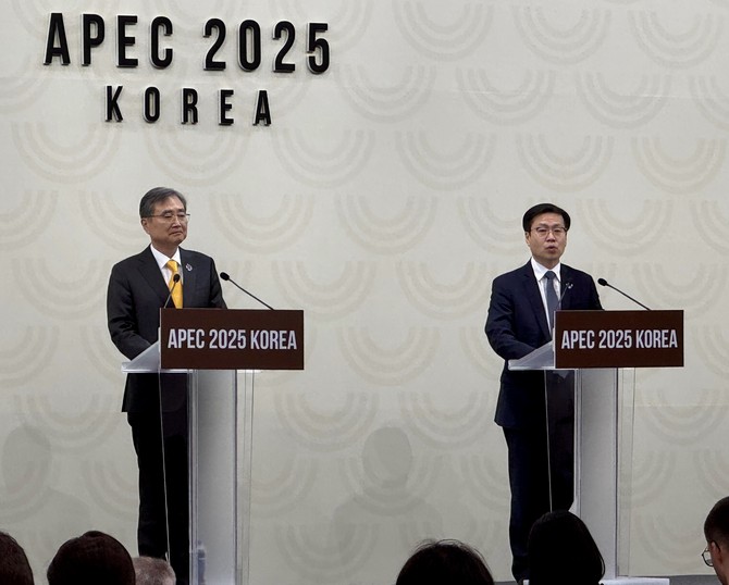 (왼쪽부터) 조현 외교부 장관과 여한구 통상본부장이 30일 IMC에서 열린 AMM 기자회견에서 질문에 답하고 있다. = 김주환 기자