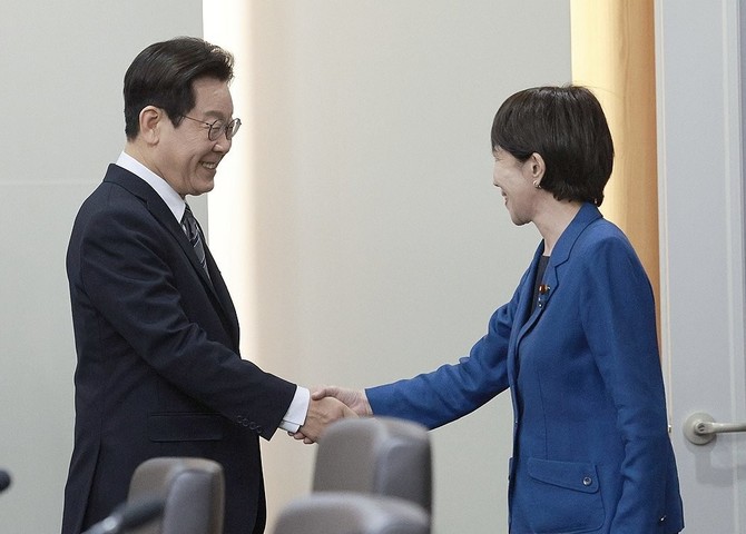 이재명 대통령과 다카이치 사나에 일본 총리가 30일 경북 경주 APEC 정상회의장에서 정상회담에 앞서 악수하고 있다. ⓒ 대통령실통신사진기자단