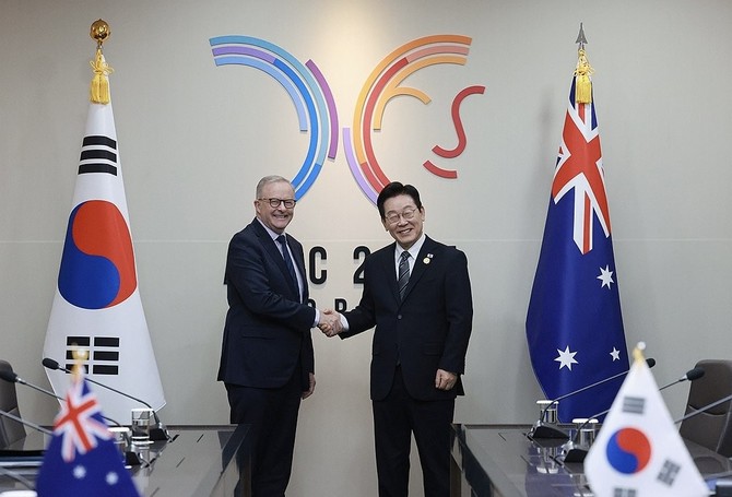 이재명 대통령과 앤서니 앨버니지 호주 총리가 30일 경주 APEC 정상회의장에서 악수하고 있다. ⓒ 대통령실통신사진기자단