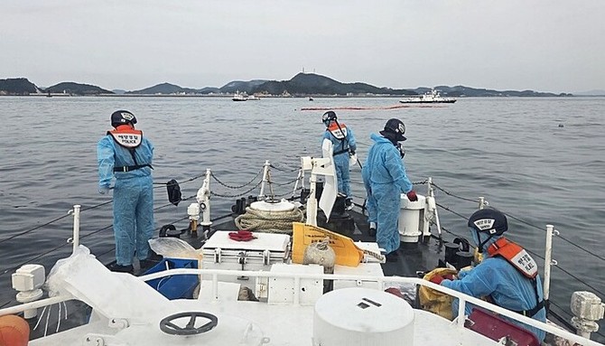 태안해경이 태안 목개도 침몰선박에서 기름이 유출돼 방제 작업을 펼치고 있다. ⓒ 태안해경