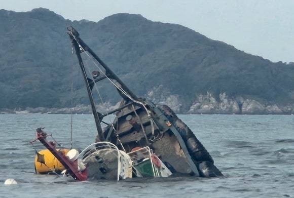 30일 충남 태안군 근흥면 목개도 북서쪽 해상에서 암초와 충돌해 침몰한 예인선 A호가 부분적으로 수면 위에 떠 있는 모습. ⓒ 태안해경