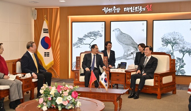 30일 지방정부 교류회의 참석을 위해 도를 방문한 양완밍 중국인민대외우호협회장과 만나 지방외교 협력 방안과 문화·예술 교류 확대 방안을 논의하고 있는 김태흠 충남지사. ⓒ충남도