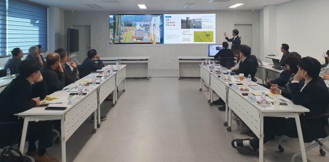 의성군은 지난 28일 디지털농업지원센터에서 '노지 스마트농업 시범사업' 현황보고 및 간담회를 개최했다. ⓒ 의성군