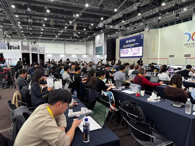 2025 경주 APEC 정상회의 첫날인 31일 IMC 브리핑홀이 각국 취재진으로 붐비고 있다. = 김주환 기자