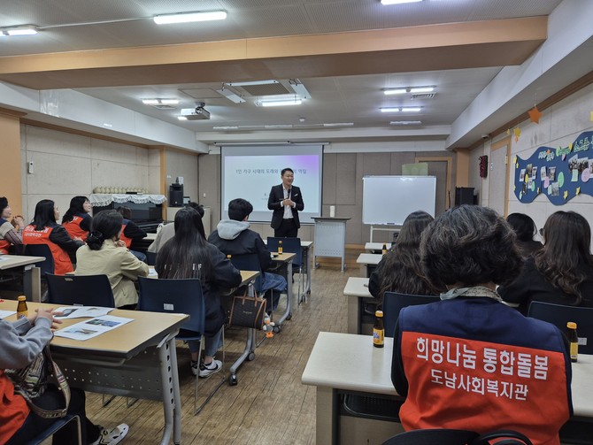 통영시가 '경남형 통합돌봄 사업'의 일환으로 돌봄활동가 및 읍면동 맞춤형복지담당자를 대상으로 통합돌봄 역량강화 워크숍을 개최하고 있다. ⓒ 통영시