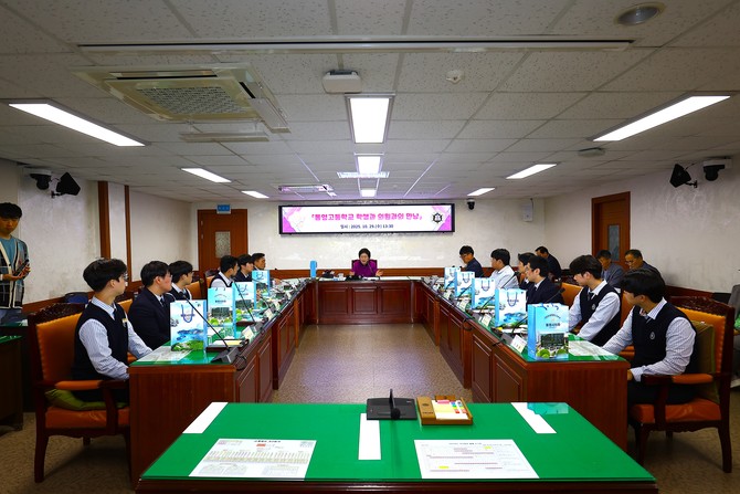 배도수 시의회의장이 통영고등학교 창체 동아리 '입법의 정석' 소속 학생들과 교외 체험학습을 위한 '통영시의원과의 만남'의 시간을 가지고 질의응답을 하고 있다. ⓒ 통영시