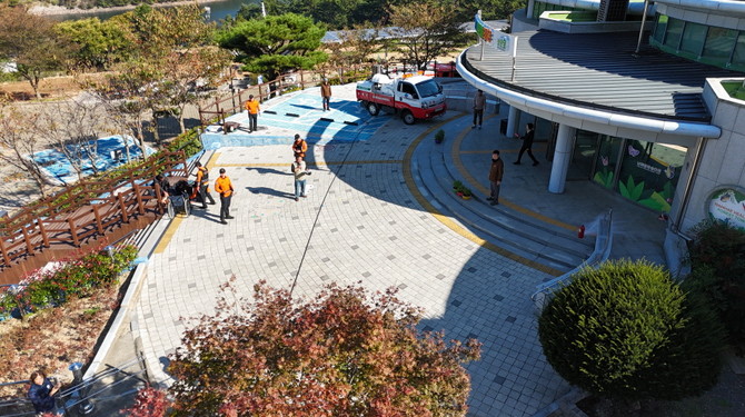 남해군이 남해힐링숲타운에서 합동 소방훈련을 실시하고 있는 사진. ⓒ 남해군