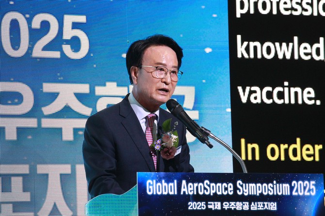 박동식 사천시장이 2025 국제 우주항공 심포지엄에서 우주항공복합도시 조성을 강조하고 있다. ⓒ 프라임경제