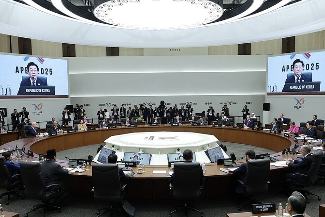 이재명 대통령이 31일 경주화백컨벤션센터(HICO)에서 열린 2025 아시아태평양경제협력체(APEC) 정상회의 제1세션을 주재하고 있다. ⓒ 연합뉴스