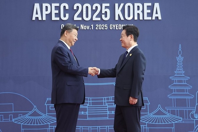 이재명 대통령이 31일 HICO에서 열린 APEC 정상회의에 참석한 시진핑 중국 국가주석을 맞이하고 있다. ⓒ 연합뉴스