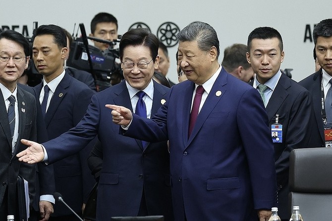 이재명 대통령이 31일 HICO에서 열린 2025 APEC 정상회의 제1세션에서 시진핑 중국 국가주석과 입장하고 있다. ⓒ 연합뉴스